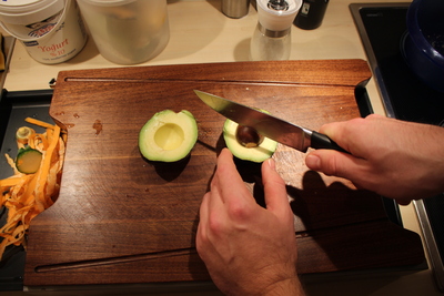 Avocado auf Schneidbox