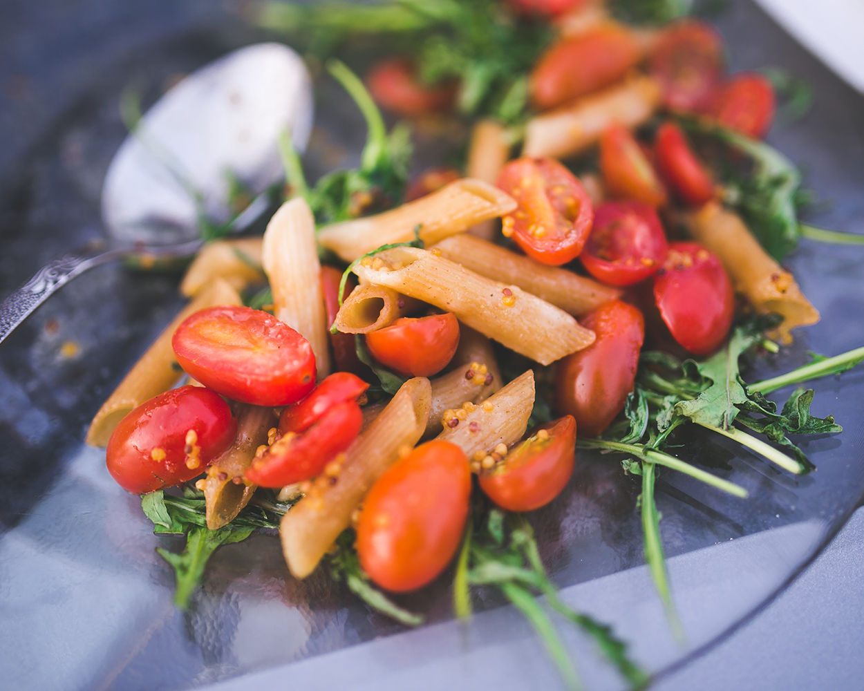 Nudelsalat mit Freunden für die perfekte Grillparty