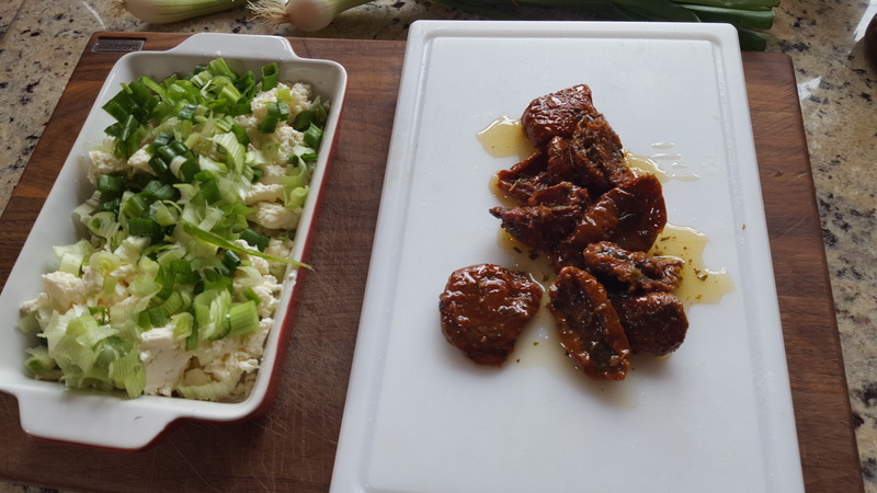 Zwiebelbrett mit getrockneten Tomaten